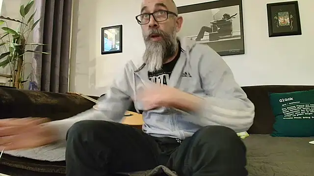 Snapshot of Kingsscepter chatting on 02/27/25, 05:26 Kingsscepter online show from 02/27/25, 05:26