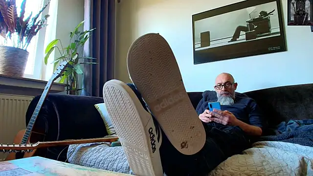 Snapshot of Kingsscepter chatting on 03/16/25, 02:33 Kingsscepter online show from 03/16/25, 02:33