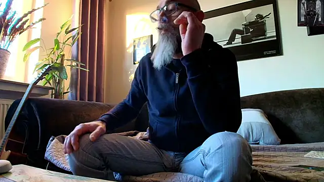 Snapshot of Kingsscepter chatting on 03/19/25, 05:17 Kingsscepter online show from 03/19/25, 05:17