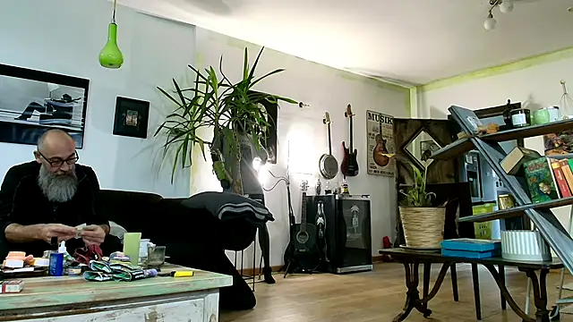 Snapshot of Kingsscepter chatting on 10/06/25, 07:17 Kingsscepter online show from 10/06/25, 07:17