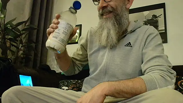 Snapshot of Kingsscepter chatting on 04/15/26, 07:58 Kingsscepter online show from 04/15/26, 07:58