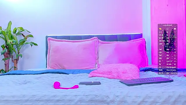 Snapshot of Rouse_Hilton chatting on 09/10/25, 06:41 Rouse Hilton online show from 09/10/25, 06:41