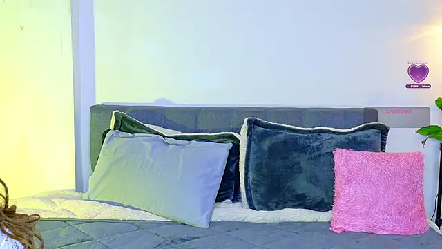 Snapshot of Rouse_Hilton chatting on 10/07/25, 10:18 Rouse Hilton online show from 10/07/25, 10:18