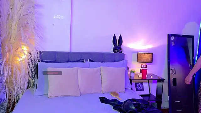 Snapshot of Rouse_Hilton chatting on 10/22/25, 09:47 Rouse Hilton online show from 10/22/25, 09:47