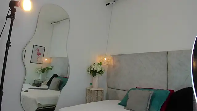 naomiii   online show from 11/15/25, 11:40