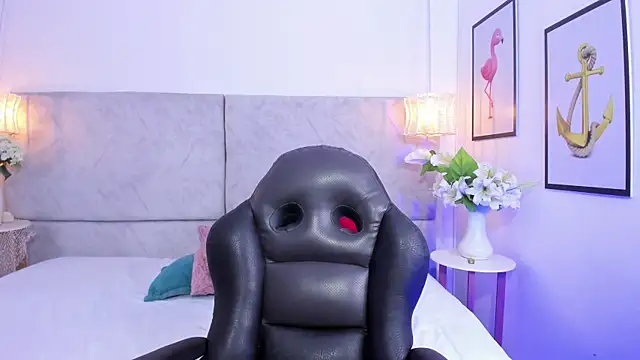 naomiii   online show from 11/28/25, 11:46