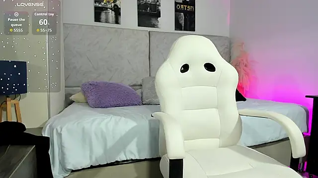 naomiii   online show from 04/25/26, 11:57