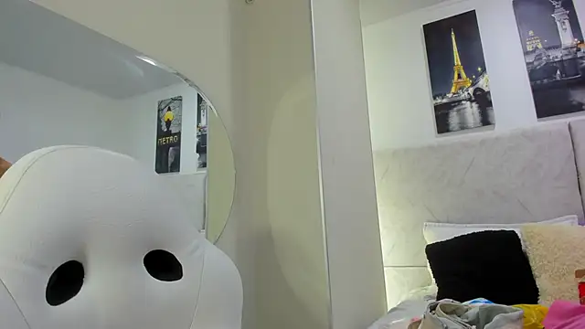 naomiii   online show from 05/12/26, 11:51