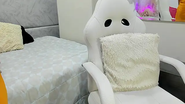 naomiii   online show from 05/19/26, 11:38