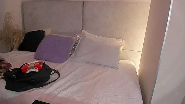 naomiii   online show from 06/04/26, 06:36