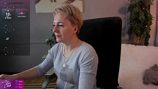 Snapshot of Nika_Smit chatting on 12/15/24, 05:02 Nika Smit online show from 12/15/24, 05:02