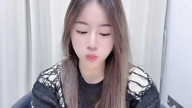 chloe-01 online show from 12/07/24, 12:24