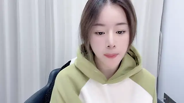 chloe-01 online show from 12/15/24, 12:28