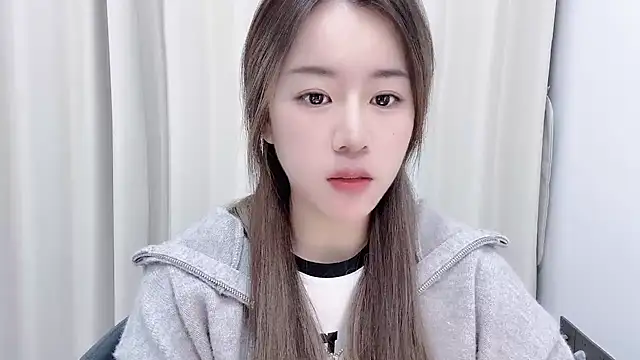 chloe-01 online show from 12/19/24, 12:45