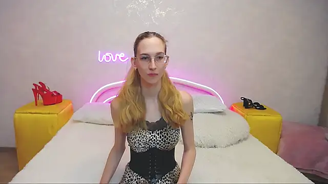 KlaryBrait online show from 02/25/25, 01:39