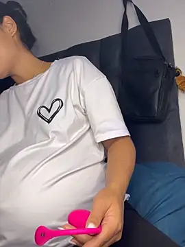 Snapshot of _Luana chatting on 02/26/26, 01:04 Luana online show from 02/26/26, 01:04