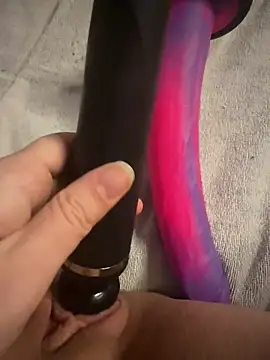 Snapshot of luisa1 chatting on 12/17/25, 08:09 luisa1 online show from 12/17/25, 08:09