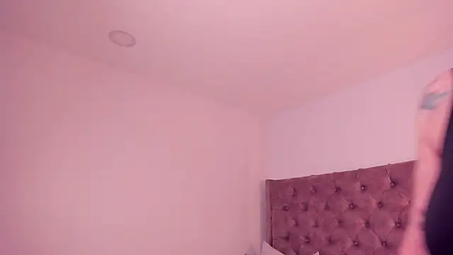 Snapshot of gabby_london chatting on 06/30/26, 11:22 gabby london online show from 06/30/26, 11:22