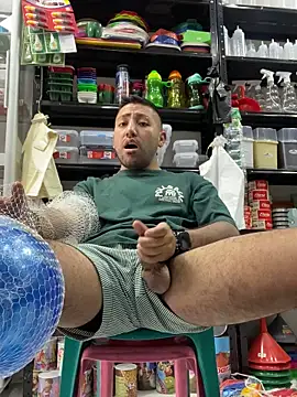 Snapshot of JuanZapata33 chatting on 09/10/25, 05:02 JuanZapata33 online show from 09/10/25, 05:02