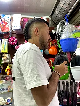 Snapshot of JuanZapata33 chatting on 10/11/25, 09:02 JuanZapata33 online show from 10/11/25, 09:02