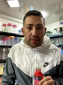 Snapshot of JuanZapata33 chatting on 10/13/25, 09:37 JuanZapata33 online show from 10/13/25, 09:37