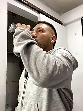 Snapshot of JuanZapata33 chatting on 10/17/25, 10:12 JuanZapata33 online show from 10/17/25, 10:12