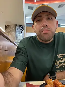 Snapshot of JuanZapata33 chatting on 10/29/25, 08:54 JuanZapata33 online show from 10/29/25, 08:54