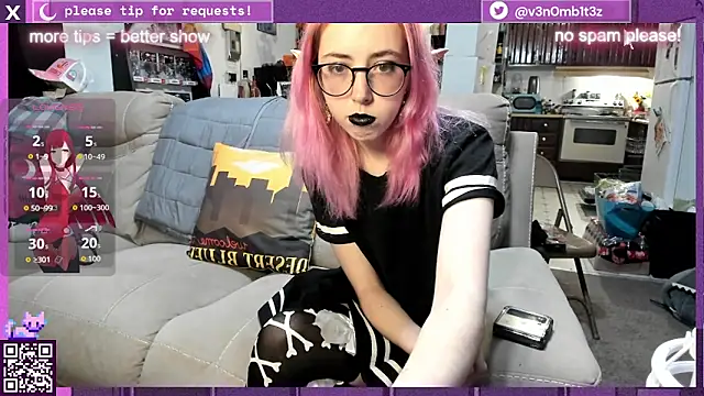 Snapshot of v3n0mb1t3z chatting on 11/08/25, 12:44 v3n0mb1t3z online show from 11/08/25, 12:44