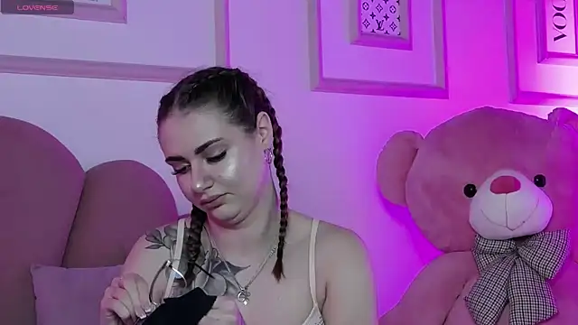 Abby  White online show from 09/28/25, 04:01