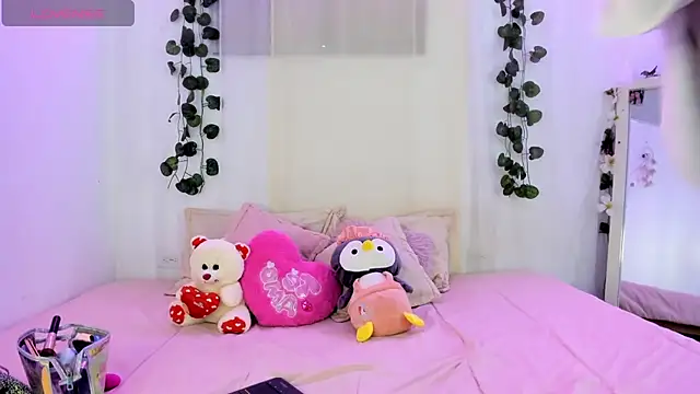 Snapshot of catalina_and_roger chatting on 10/08/25, 09:34 catalina and roger online show from 10/08/25, 09:34