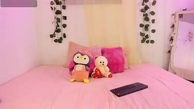 Snapshot of catalina_and_roger chatting on 10/14/25, 11:44 catalina and roger online show from 10/14/25, 11:44