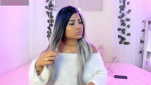 Snapshot of catalina_and_roger chatting on 10/20/25, 12:27 catalina and roger online show from 10/20/25, 12:27