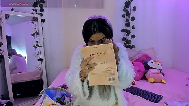 Snapshot of catalina_and_roger chatting on 10/31/25, 12:06 catalina and roger online show from 10/31/25, 12:06