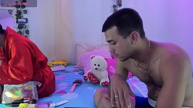 Snapshot of catalina_and_roger chatting on 11/23/25, 04:40 catalina and roger online show from 11/23/25, 04:40