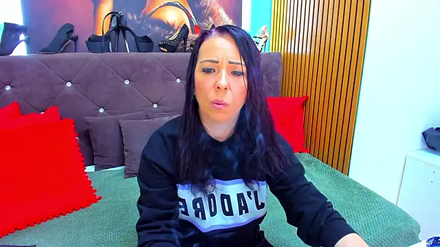 LauraSin online show from 05/20/26, 06:03