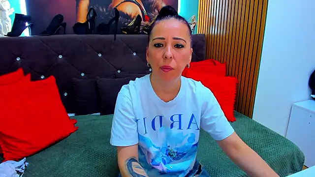 LauraSin online show from 05/21/26, 06:04