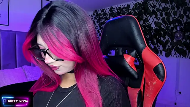 Snapshot of Kitty_Gang chatting on 02/14/26, 01:24 Kitty Gang online show from 02/14/26, 01:24