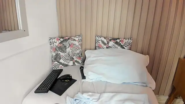 Snapshot of emma_collson chatting on 02/25/25, 08:14 emma collson online show from 02/25/25, 08:14