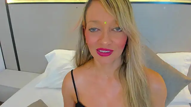 Snapshot of emma_collson chatting on 09/13/25, 02:33 emma collson online show from 09/13/25, 02:33