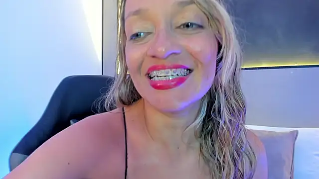 Snapshot of emma_collson chatting on 09/21/25, 02:35 emma collson online show from 09/21/25, 02:35