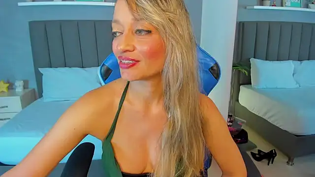 Snapshot of emma_collson chatting on 10/04/25, 03:04 emma collson online show from 10/04/25, 03:04