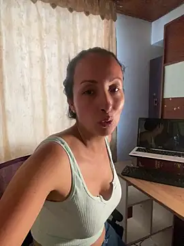 Snapshot of yaralyminjo2 chatting on 01/09/25, 10:52 yaralyminjo2 online show from 01/09/25, 10:52