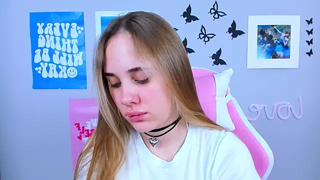 Snapshot of MiaMilas chatting on 12/23/24, 04:44 MiaMilas online show from 12/23/24, 04:44