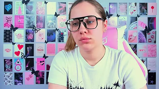 Snapshot of MiaMilas chatting on 03/21/25, 06:27 MiaMilas online show from 03/21/25, 06:27