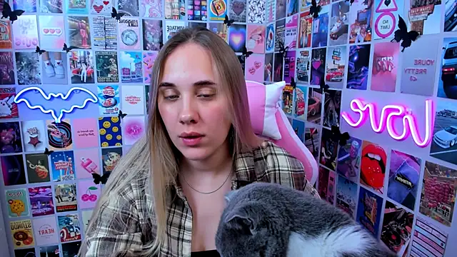 Snapshot of MiaMilas chatting on 10/13/25, 03:56 MiaMilas online show from 10/13/25, 03:56