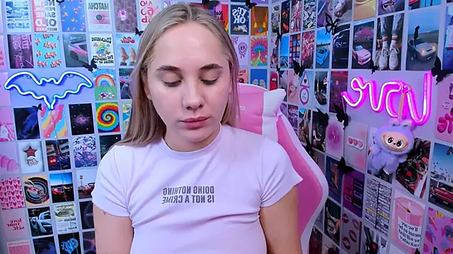 Snapshot of MiaMilas chatting on 12/17/25, 11:38 MiaMilas online show from 12/17/25, 11:38