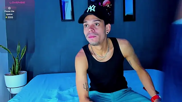 Snapshot of Friendsofeverything_ chatting on 02/04/25, 01:13 Friendsofeverything online show from 02/04/25, 01:13