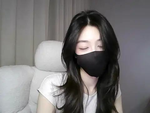 xiaxia-baby  online show from 11/26/25, 07:48