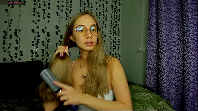 Snapshot of Kitty_Katrine chatting on 02/15/25, 03:28 Kitty Katrine online show from 02/15/25, 03:28