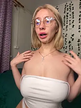 Snapshot of Kitty_Katrine chatting on 03/14/25, 05:24 Kitty Katrine online show from 03/14/25, 05:24